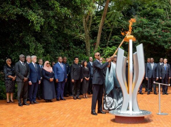 Perezida Kagame na Madamu Jeannette Kagame bacanye urumuri rw’icyizere, batangiza Kwibuka30