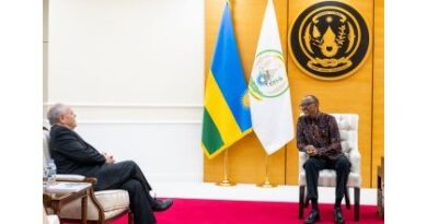 Perezida Kagame yaganiriye n’Umuyobozi w’Urwibutso rwa Yad Vashem rwo muri Israel