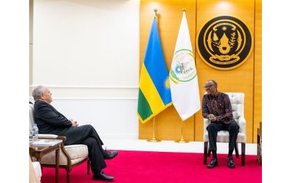 Perezida Kagame yaganiriye n’Umuyobozi w’Urwibutso rwa Yad Vashem rwo muri Israel
