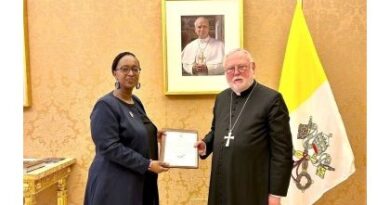 Ambasaderi Urujeni yatanze kopi z’impapuro zimwemerera guhagararira u Rwanda i Vatican