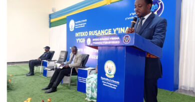 Gicumbi: Urubyiruko rwatanze inkunga y’amabati kubatishoboye.