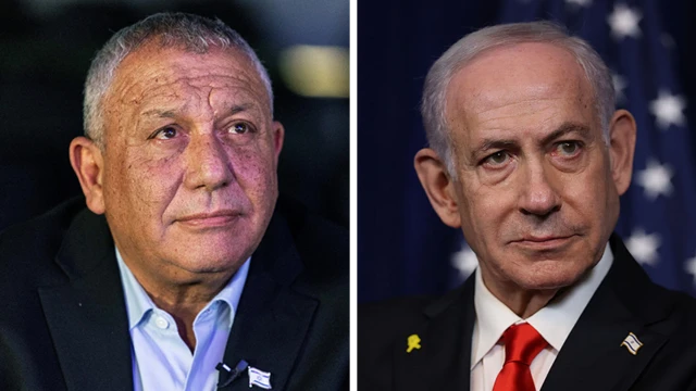 Ifoto ifatanyije igaragaza abagabo babiri bambaye amakositimu. Ni Gadi Eisenkot na Benjamin Netanyahu.