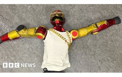 Robot yafashwe na polisi izira gukorera umukobwa ihohotera rishingiye ku gitsina