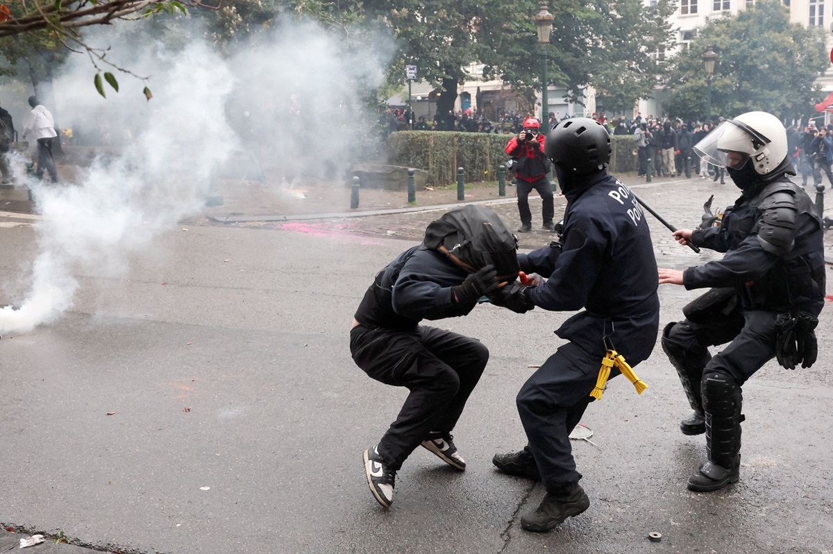 Abanyeshuri biraye mu mihanda y’i Bruxelles mu myigaragambyo