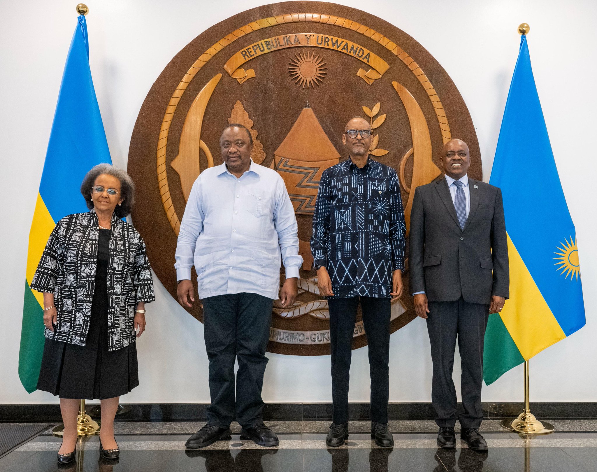 Perezida Kagame yakiriye intumwa za AU zirimo Kenyatta