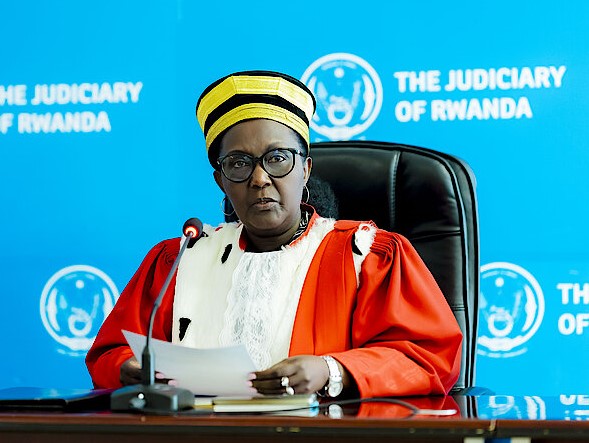 Abacamanza bategetswe kutambara umwenda w’akazi mu gihe baburanisha abana